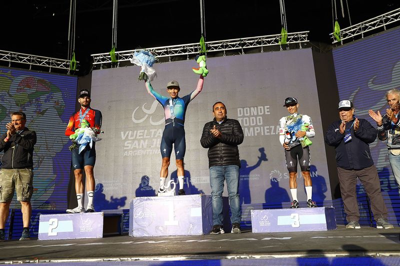 Miguel Ángel López (Mitte) gewann die Etappe vor Filippo Ganna (li.) und Sergio Higuita. Foto: Bora-hansgrohe/Sprintcycling