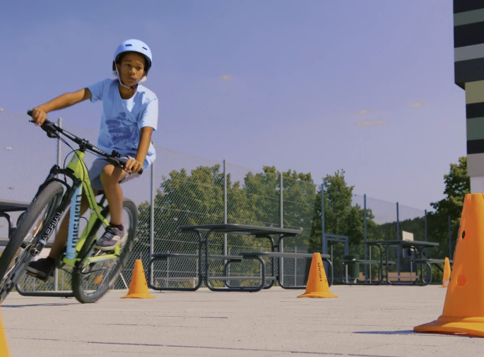 Kind auf einem «Willkommen im Radsport»-Fahrradparcours. Foto: BDR