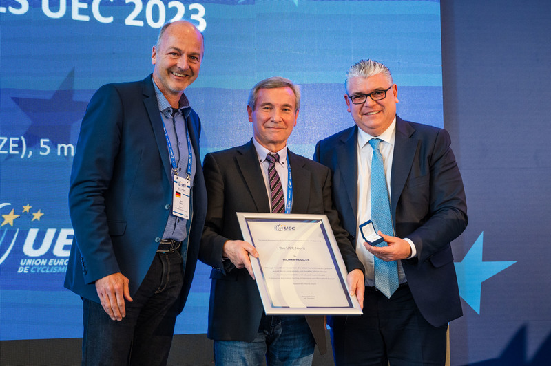 Hilmar Hessler (Mitte) erhielt von UEC-Präsident Enrico della Casa (re.) und BDR-Generalsekretär Martin Wolf den UEC-Merit. Foto: UEC