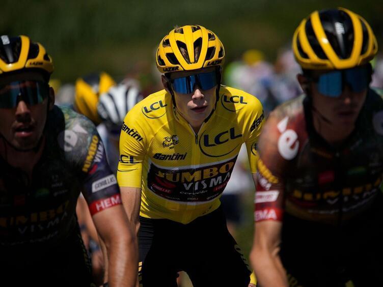 Unter anderem fährt Tour-de-France-Sieger Jonas Vingegaard für Jumbo-Visma. Foto: Archiv/Daniel Cole/dpa