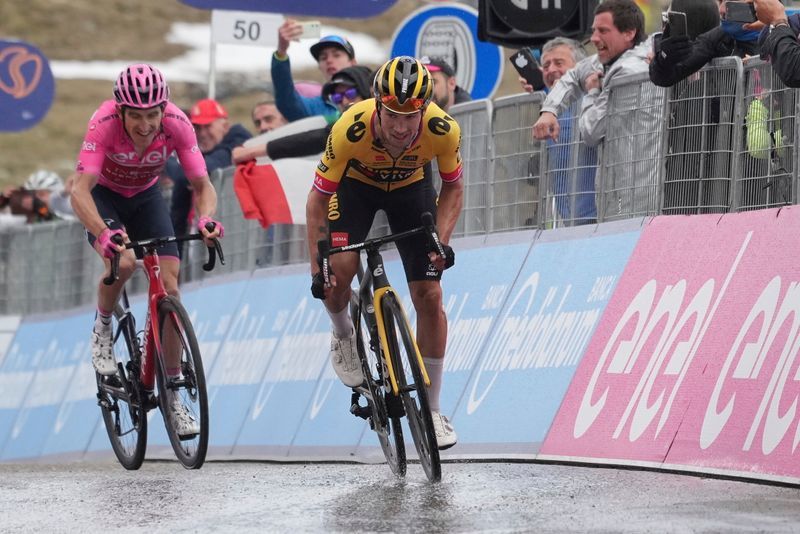 Geraint Thomas (li.) und Primoz Roglic belauerten sich auf der letzten schweren Bergetappe des Giro 2023. Foto: Gian Mattia D'Alberto/LaPresse/AP/dpa