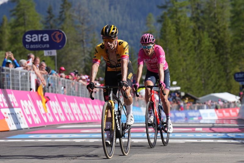 Primoz Roglic (li.) und Geraint Thomas machen wohl den Giro-Gesamtsieg unter sich aus. Foto: Gian Mattia D'alberto/LaPresse via ZUMA Press/dpa