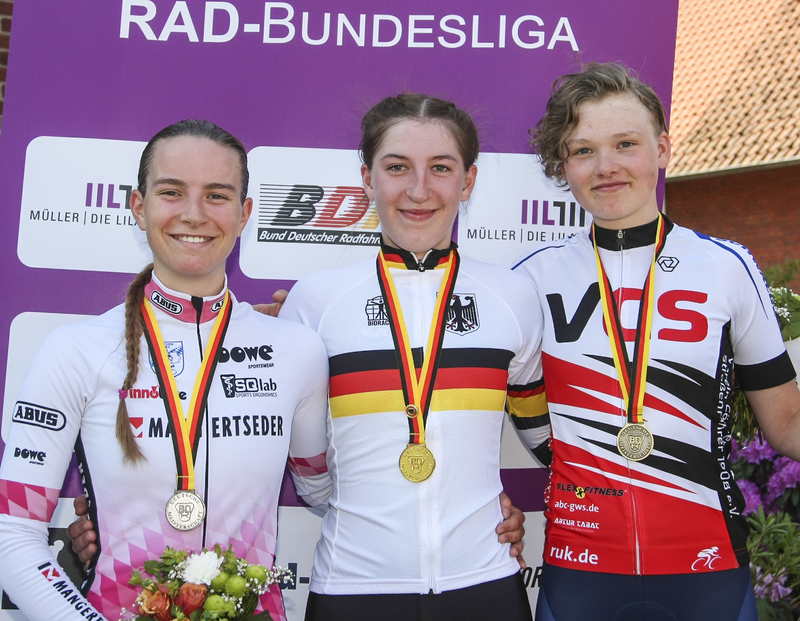 Hannah Kunz (Mitte) gewann die Zeitfahr-DM vor Pia Grünewald (li.) und Anna Maria Borger. Foto: Mareike Engelbrecht