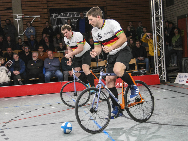 Der RMC Stein mit Bernd (re.) und Gerhard Mlady gewann den Radball-Weltcup in Dornbirn. Foto: Archiv/Mareike Engelbrecht