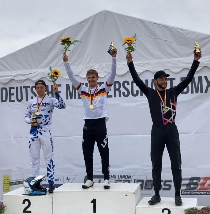 Stefan Heil (Mitte) gewann den DM-Titel im BMX. Foto: BDR