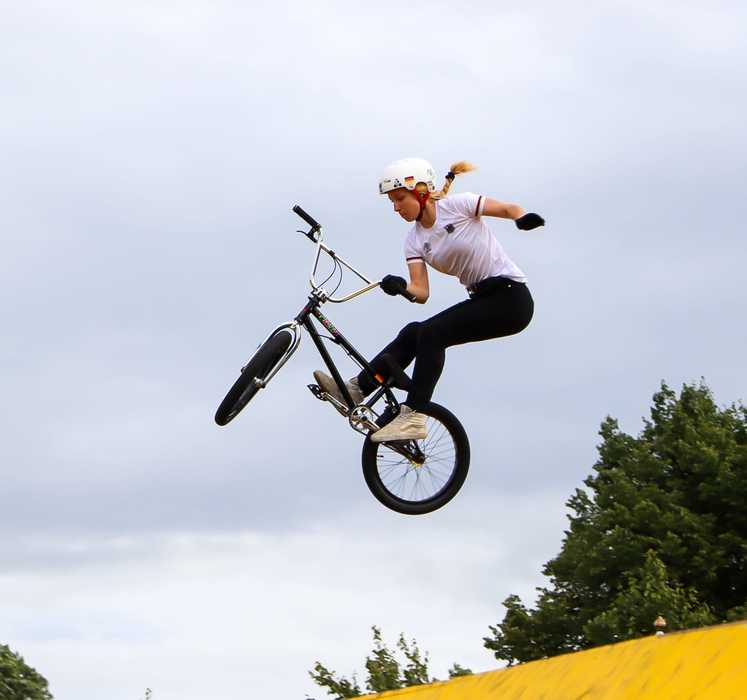 Kim-Lea Müller fliegt über den Parcours von Glasgow. Foto: Christoph Kont
