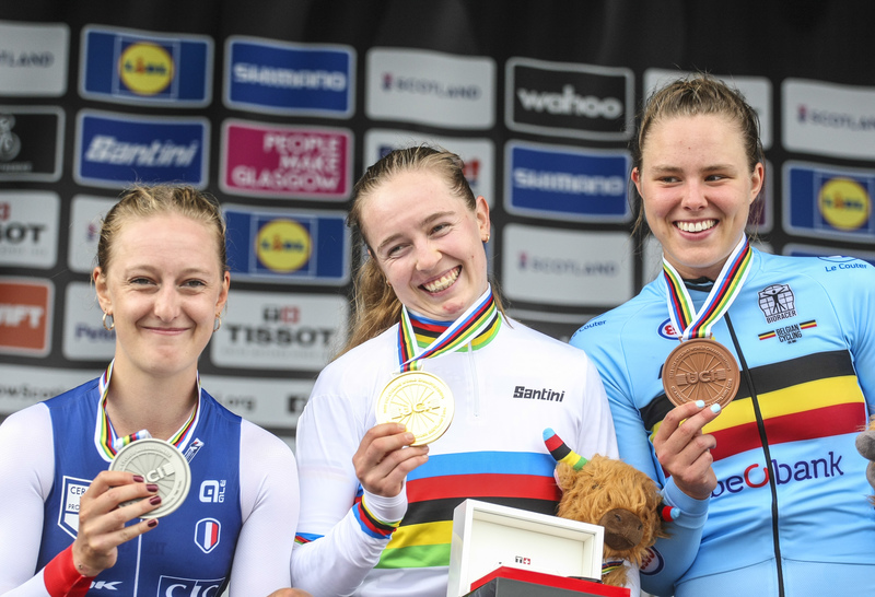 Antonia Niedermaier (Mitte) wurde U23-Weltmeisterin im Zeitfahren. Foto: Mareike Engelbrecht