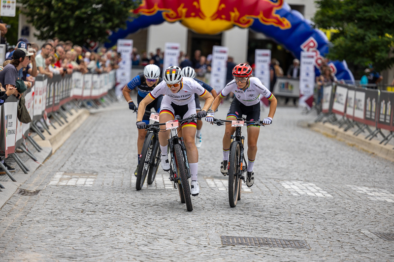 Marion Fromberger (li.) auf der Strecke von Oudenaarde, rechts neben ihr: Weltmeisterin Gaia Tormena. Foto: Citymountainbike