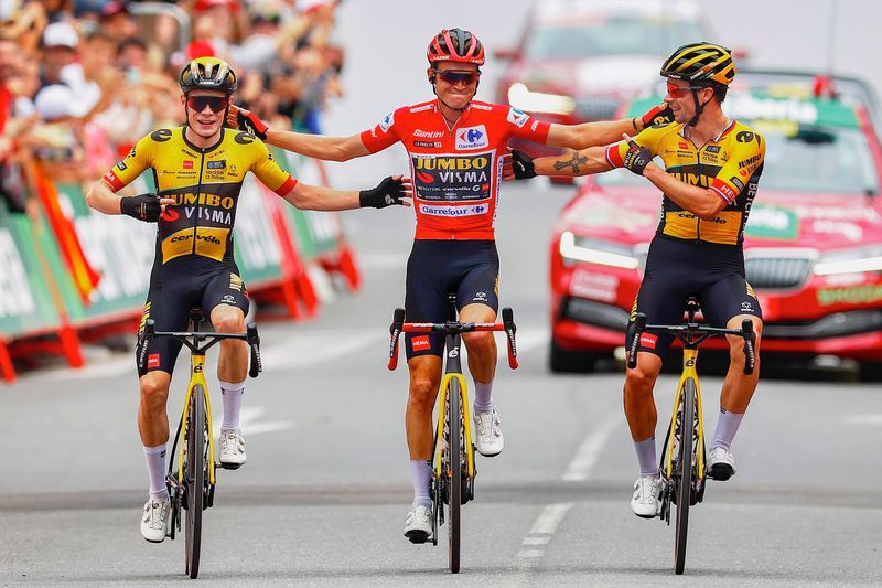 Das Team Jumbo-Visma um Gesamtsieger Sepp Kuss (Mitte) dominierte die Vuelta. Foto: Roth/dpa