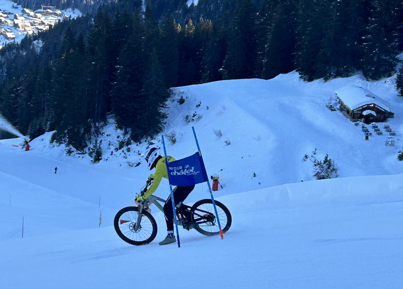 Ein Teilnehmer auf der Strecke der Snowbike-WM. Foto: UCI