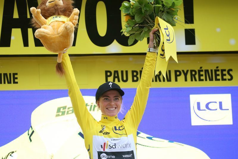 Demi Vollering im Gelben Trikot der Tour de France. Foto: Archiv/Bob Edme/AP/dpa