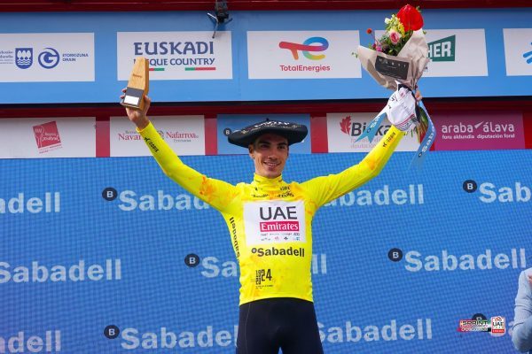 Juan Ayuso holte sich den Gesamtsieg im Baskenland. Foto: Sprintcycling/UAE-Team Emirates