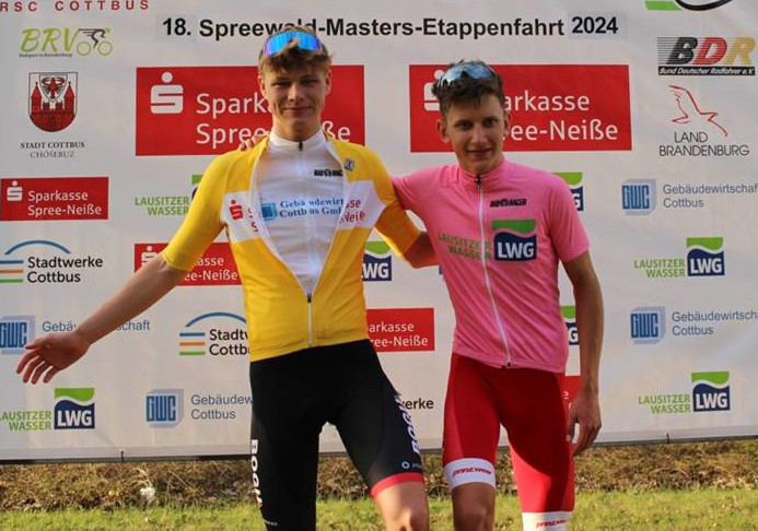 Carl Emil Just Pedersen (li.) gewann das Gelbe und das Weiße Trikot der Cottbuser Junioren-Etappenfahrt, Michal Jackowiak gewann das Rosa Trikot. Foto: Manfred Heinrich