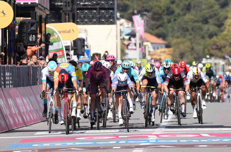 Phil Bauhaus (li.) wurde Dritter auf der vierten Giro-Etappe, während Jonathan Milan (2. v. li.) zum Sieg spurtete. Foto: LaPresse