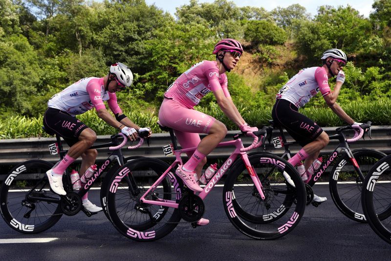 Die letzte Giro-Etappe wurde für Tadej Pogacar und seine Teamkollegen zur Triumphfahrt. Foto: Fabio Ferrari/LaPresse/AP/dpa